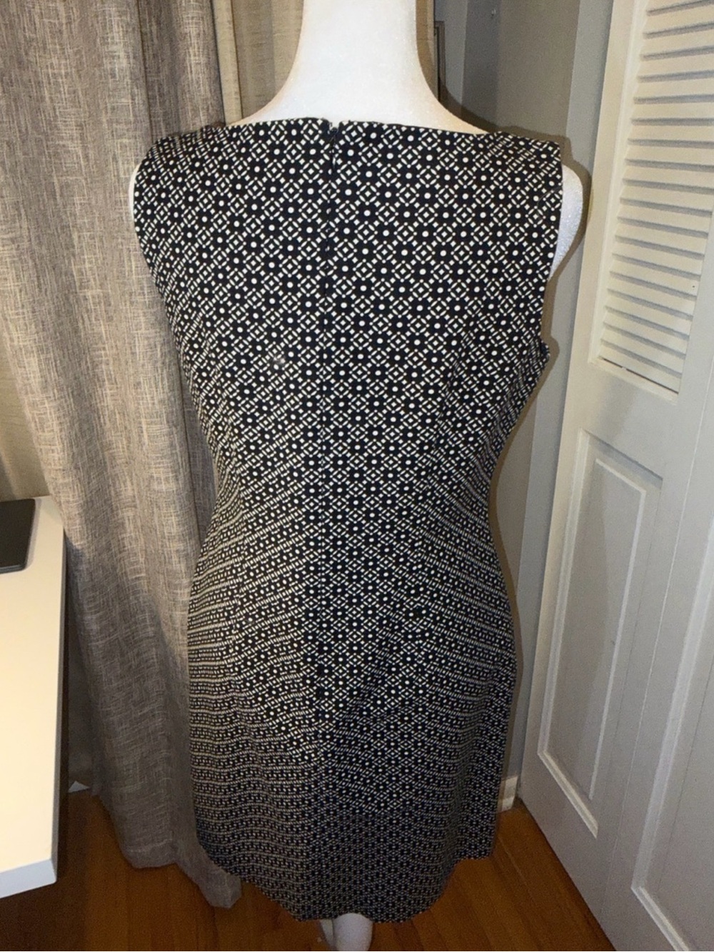 6P Ann Taylor Sleeveless Navy Blue and White Patterned Sheath Dress - Picture 3 of 4